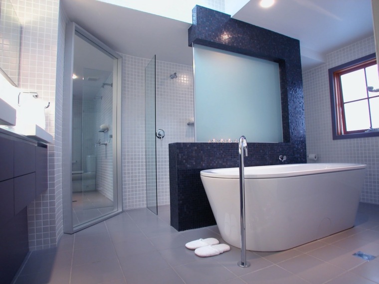 design moderne idée salle de bains baignoire carrelage idée aménager espace