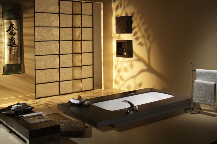 salle de bains moderne idée baignoire bois tendance déco mur étagère bois