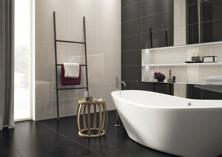 salle de bains design moderne baignoire idée carrelage gris déco