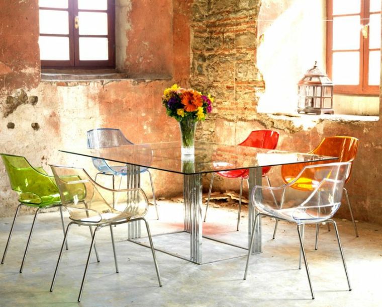 table contemporaine deco chaises transparentes amenagement coin de repas