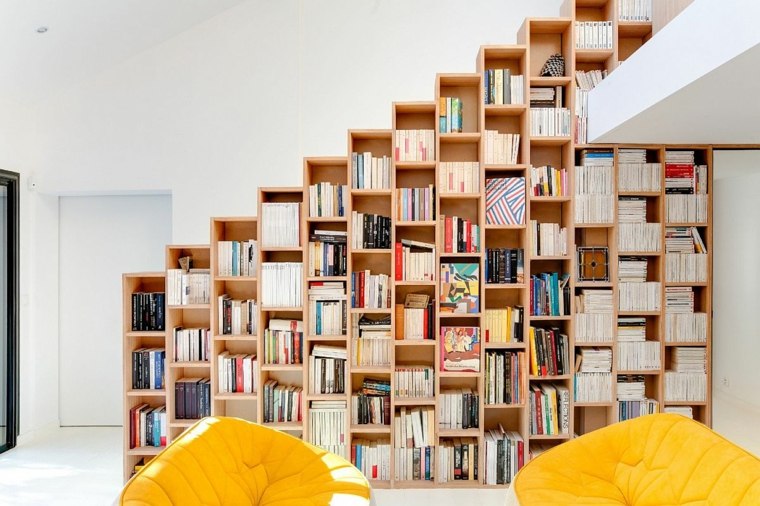 meuble bibliothèque bois massif design rangement sous escalier pratique