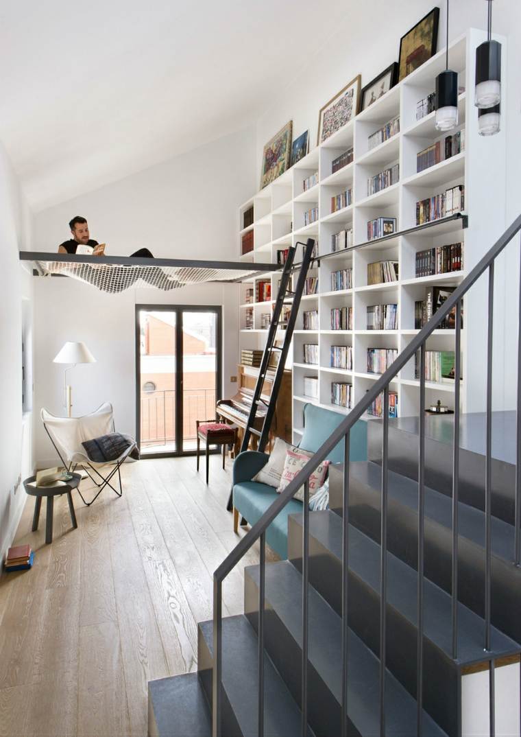 design hamac intérieur filet idée bibliothèque escalier parquet bois chaise