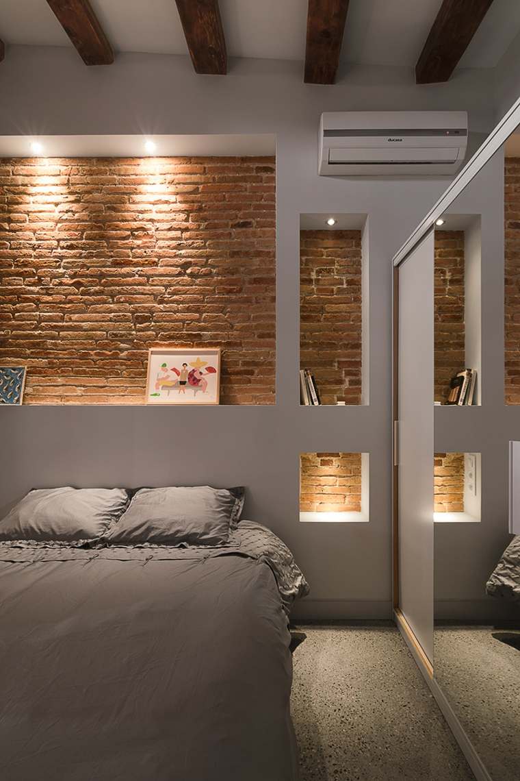 niche idée espace de rangement briques mur chambre à coucher tête de lit