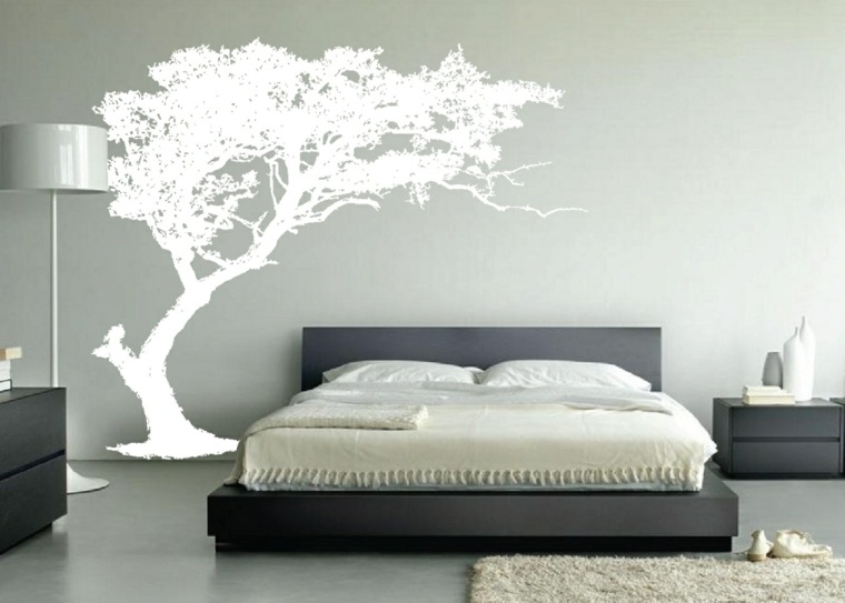 chambre à coucher nuances gris arbre mur blanc
