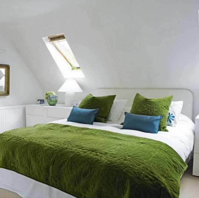 chambre verte et blanche sous toit