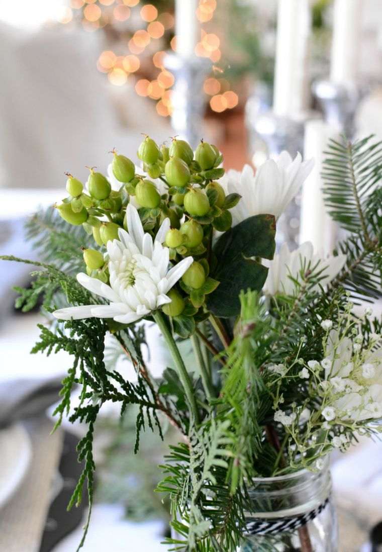 composition florale noël decoration branchettes table repas de fete vase fleurs