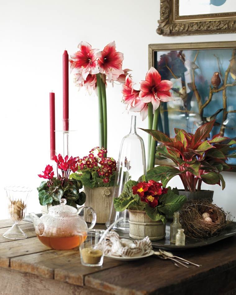 composition florale noël idee table ornements noel rouge vert