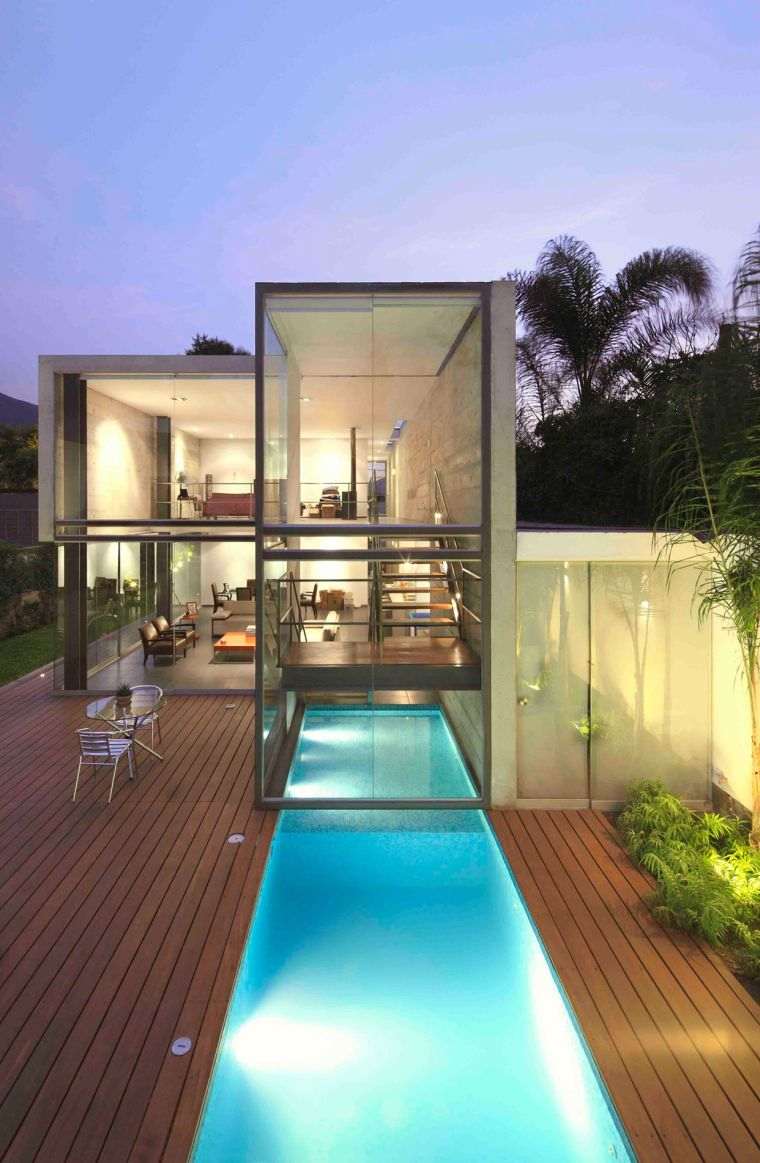 couloirs de nage moderne maison avec piscine longue terrasse