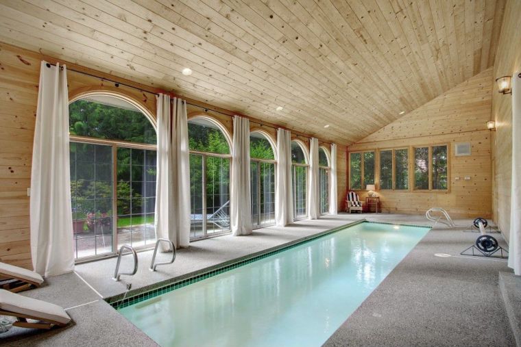 couloirs de nage interieur piscine couverte agrandissement maison bois
