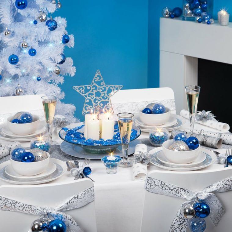 table de noel decoration blanc et bleu arbre artificiel boules bleu
