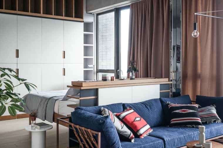 salon canapé bleu moderne tête de lit bois idée armoire blanche plante déco table basse