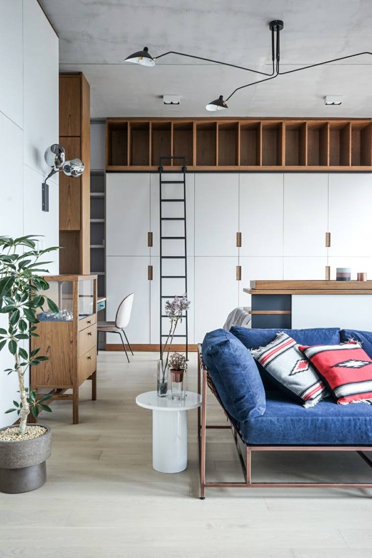 aménagement petit appartement idée canapé bleu coussins étagères bois