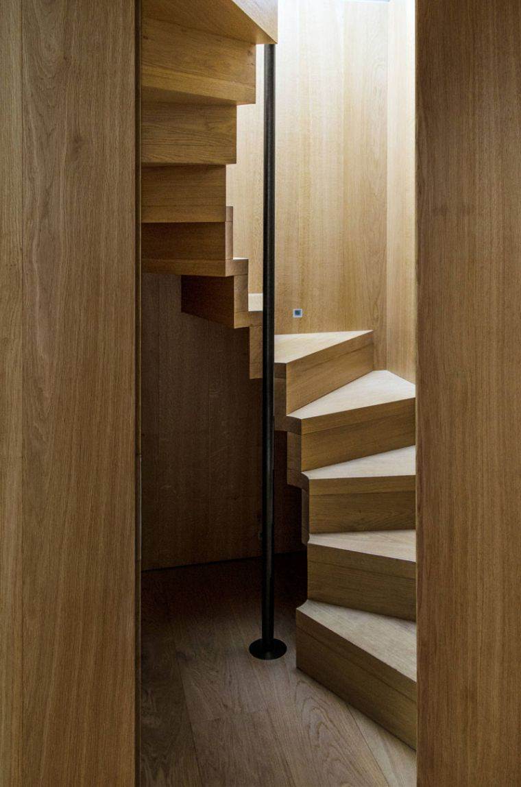 escalier gain de place colimacon aménagement cage escalier bois