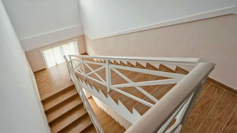 garde corps bois escalier bois peinture blanche escalier