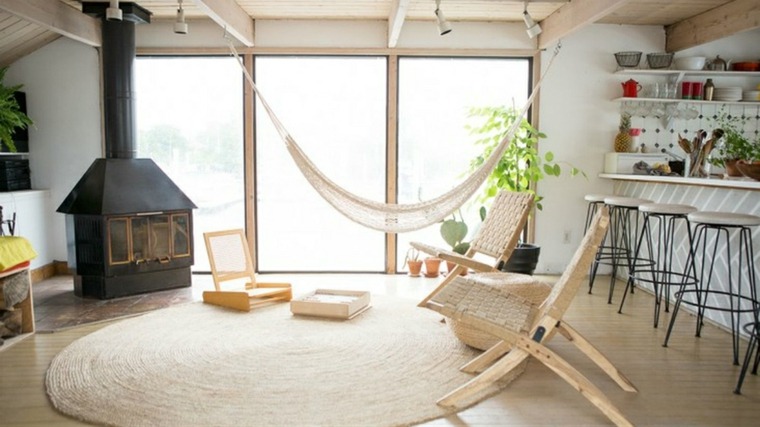 hamac idée suspension intérieur moderne tapis de sol rond chaises bois tabourets