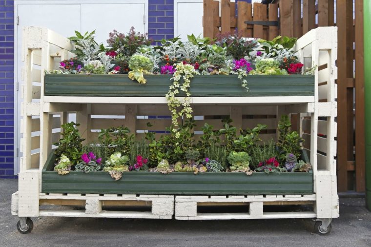 modele jardinière en palette bois sur roulettes idee pot de fleur jardin