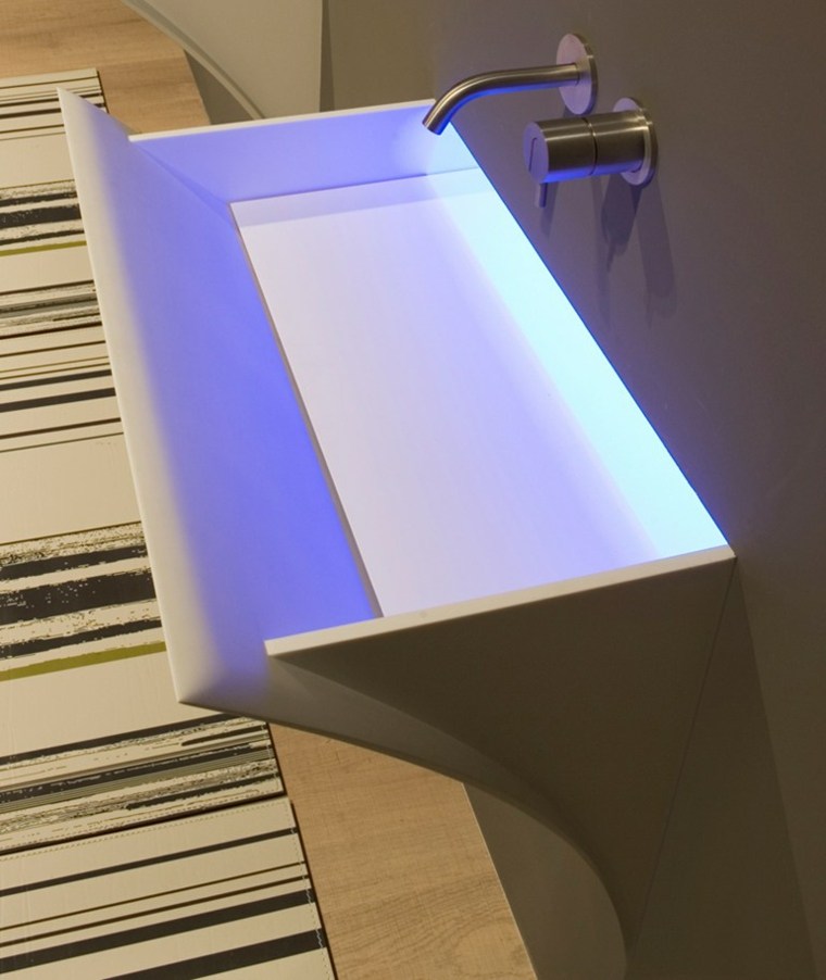 salle de bains vasque design évier idée tapis de sol rayures intérieur moderne