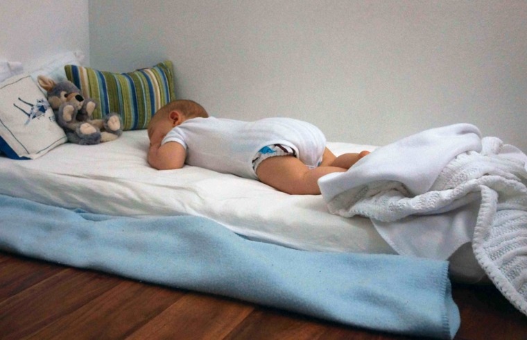 lit au sol pour bébé couverture bleue