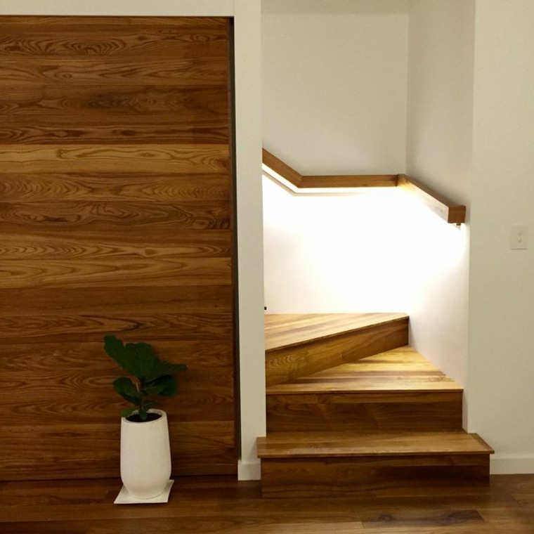luminaire a LED escalier interieur bois bande lumineuse rampe