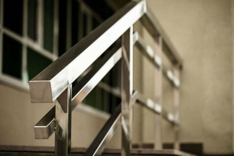 main courante metal escalier idee amenagement escalier moderne
