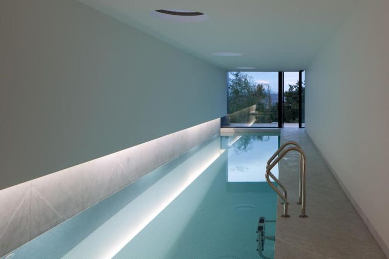 piscine d'interieur eclairage couloir nage bande lumineuse led