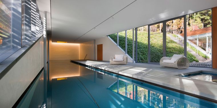 piscines modernes baie vitree agrandissement maison couloir a nager couvert