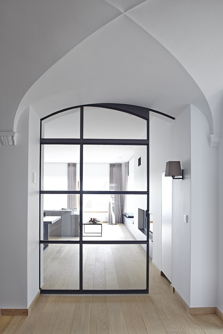 porte design moderne voute vitre encadrement noir decoration blanc et bois