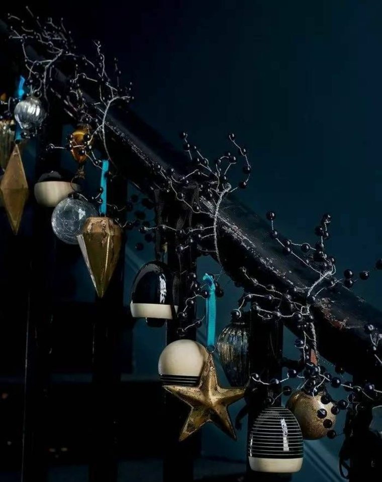 préparer Noël decoration noir et or idee escalier guirlande moderne