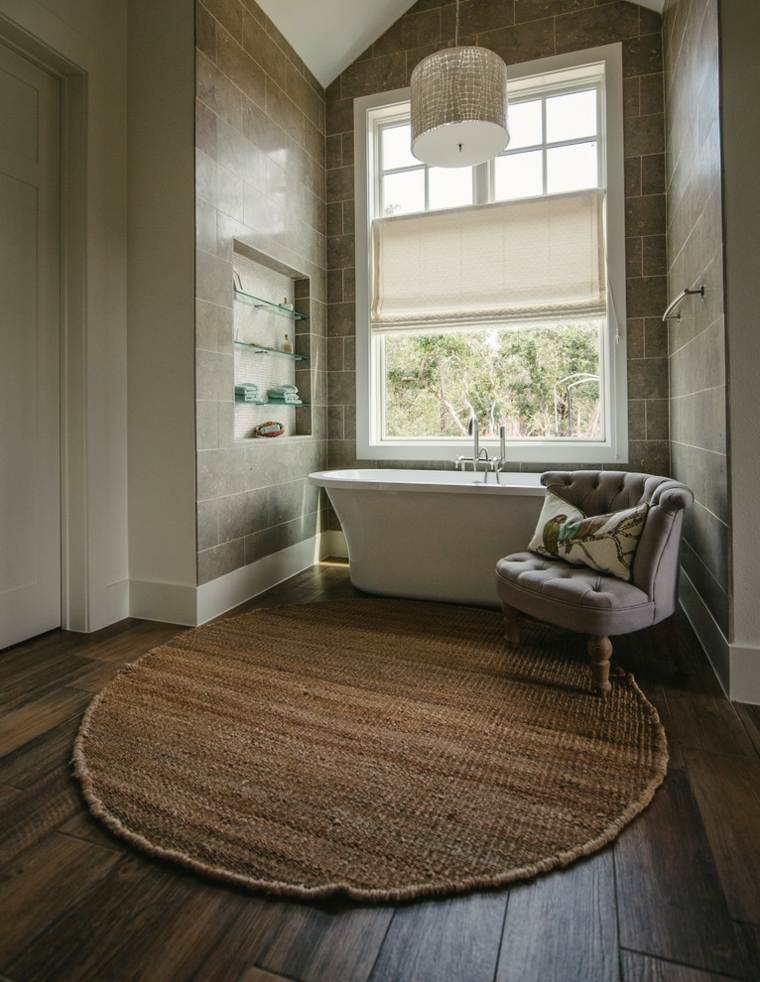 salle de bains design parquet bois tapis de sol baignoire fauteuil