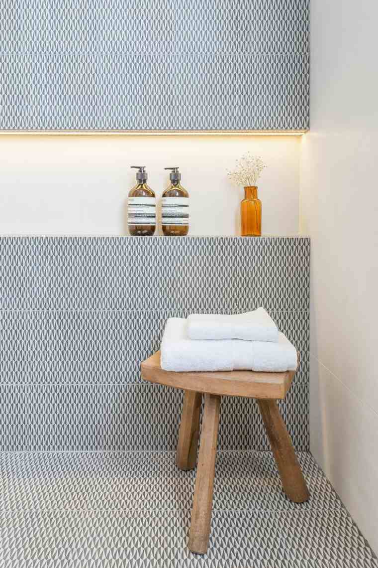 salle de bains niches murales design chaise bois tabouret carrelage