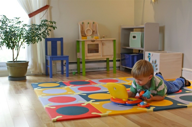 tapis chambre bébé couleurs primaires