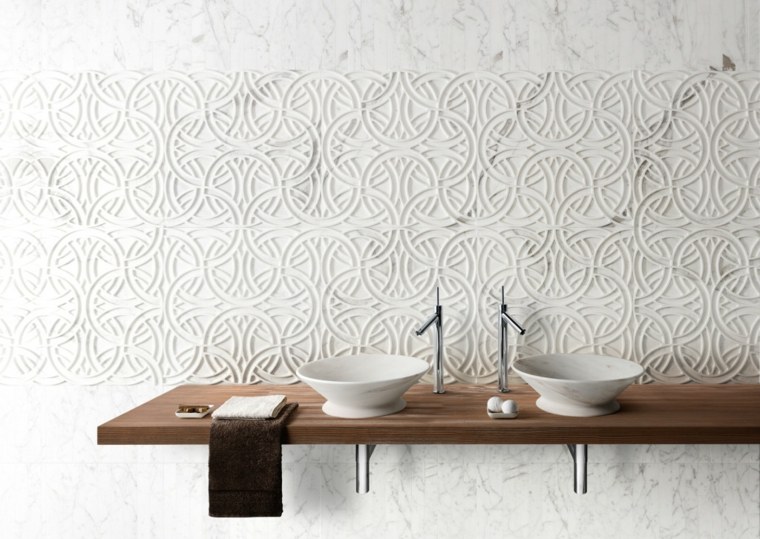 design moderne tendance salle de bain plan de travail bois mur marbre vasque