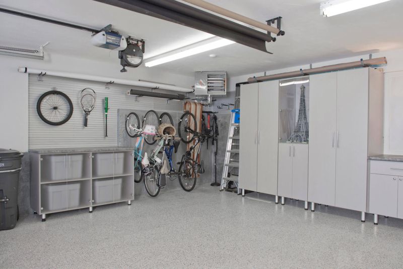 amenagement garage bicyclette gris plafond