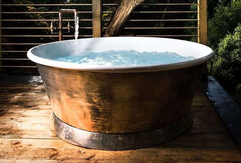baignoire sur terrasse en bois et metal