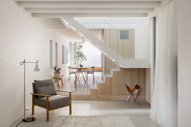 design escalier d'intérieur moderne idée escalier bois fauteuil gris