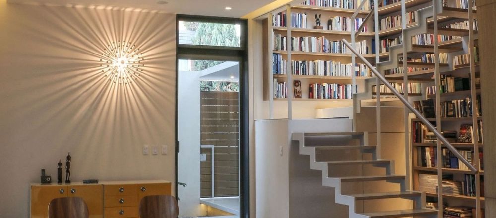 bibliophile escalier bois et metal eclairage lampe mur