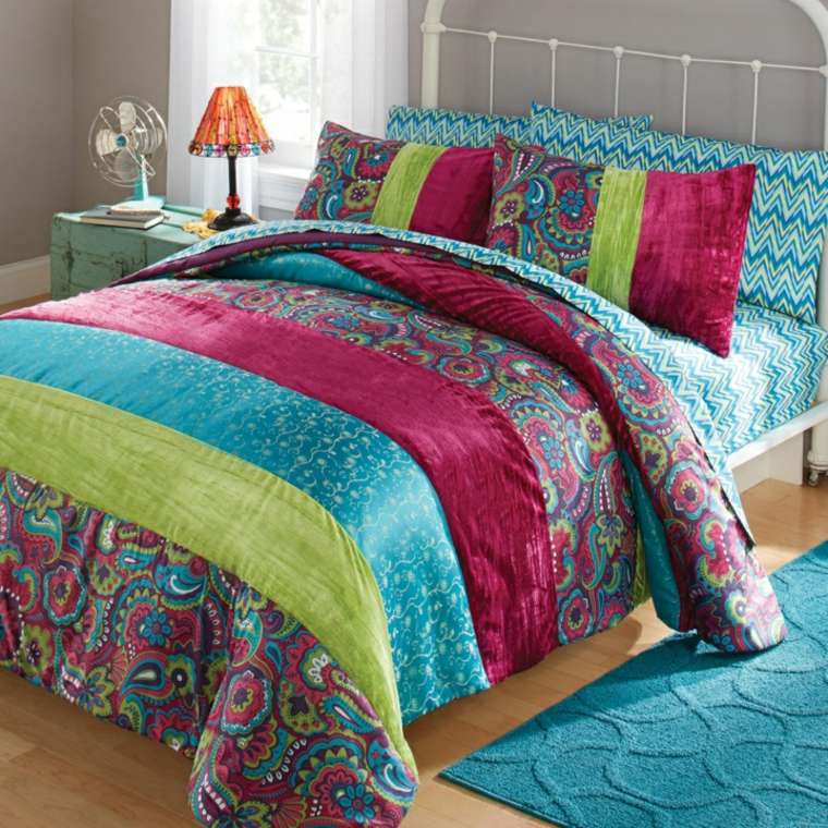 bleu canard vert rouge framboise chambre à coucher style boho chic