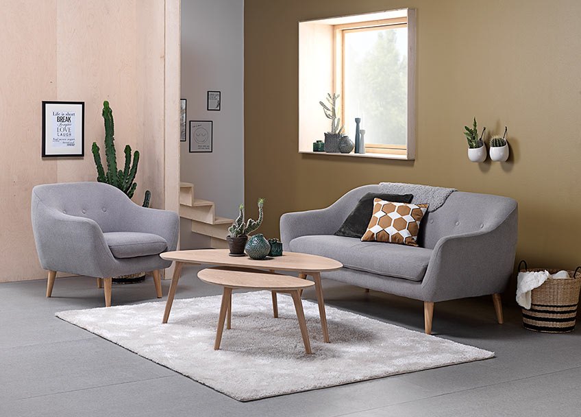 canapé gris idée intérieur zen aménager espace tapis de sol table bois