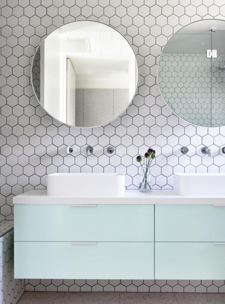 carrelage hexagonal tomettes mur decoration salle de bain blanche mobilier suspendu