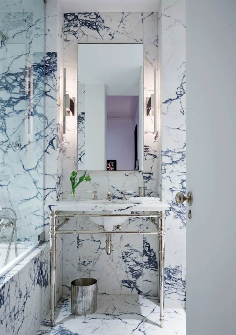 carrelage-salle-de-bain-blanche-et-noire-carreaux-marbre-revetements