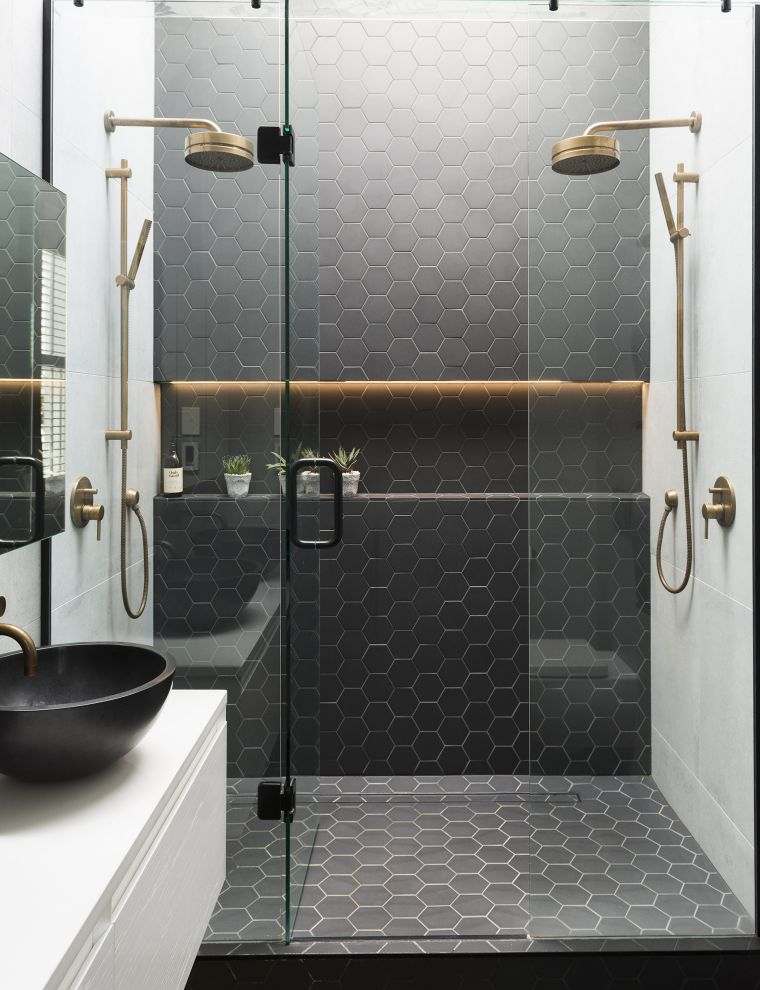 carrelage sol salle de douche couleur noire porte robinetterie dorée