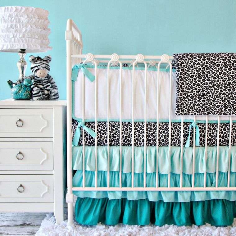 chambre bébé bleu canard blanc et noir couleur tendancelinge de lit bebe