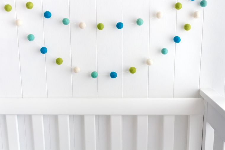 chambre bébé bleu canard idee decoration lit guirlande murale bleu vert