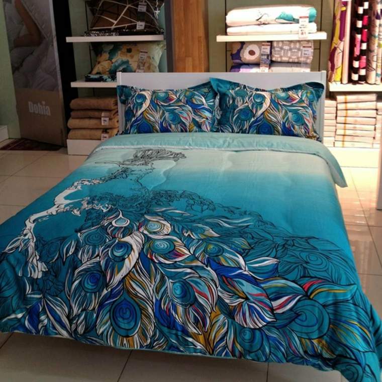 chambre bleu canard lit couverture dessin plumes paon