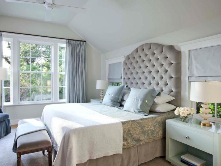 idee chambre gris blanc bleu decoration tete de lit capitonnee peinture bleu