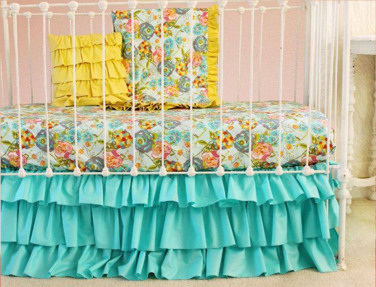 idee de decoration chambre bebe fille linge de lit bleu canard jaune