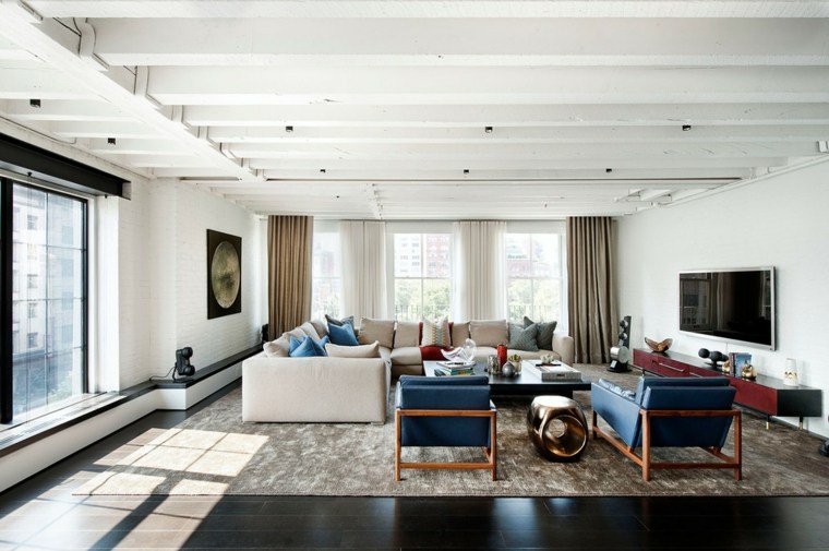 design intérieur salon canapé coussins idée tapis de sol gris fauteuil bleu table basse