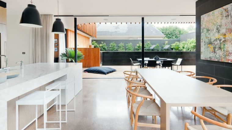 design cuisine aménager espace idée table à manger bois chaises sol béton ciré