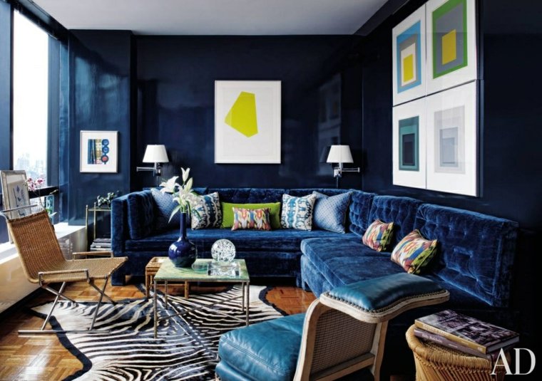 bleu canapé d'angle déco mur cadres affiches tapis zèbre table basse