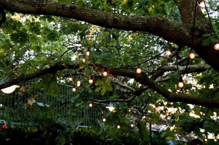 Eclairage terrasse arbre étoilé nuit magique